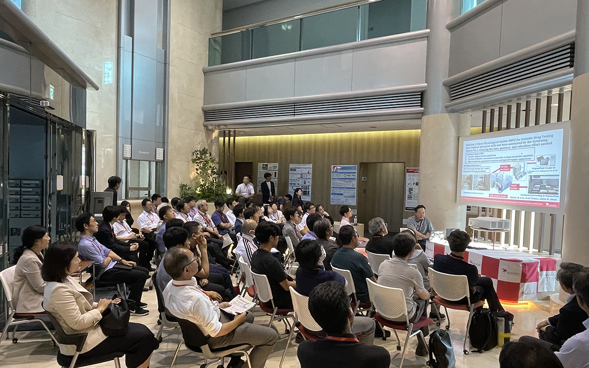 基調講演の様子。ホール内に多くの参加者が着座し、講演を聴講している。