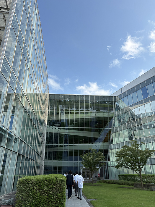 見学会へ移動する参加者の様子(社屋外観)