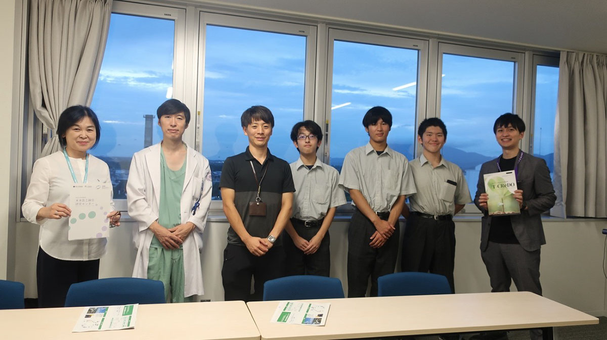 集合写真（土浦工業高校の皆さまと橋渡し研究推進センタースタッフ）