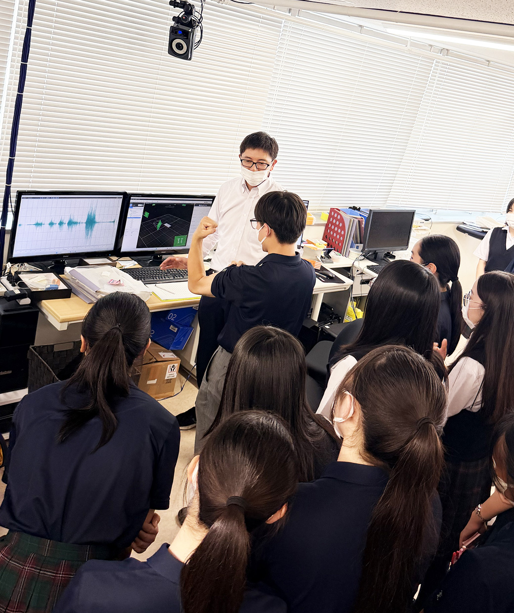 HALのセンサーを付け、電気信号の変化を示すグラフを観察している様子